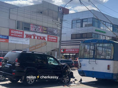 Автівка в'їхала в тролейбус