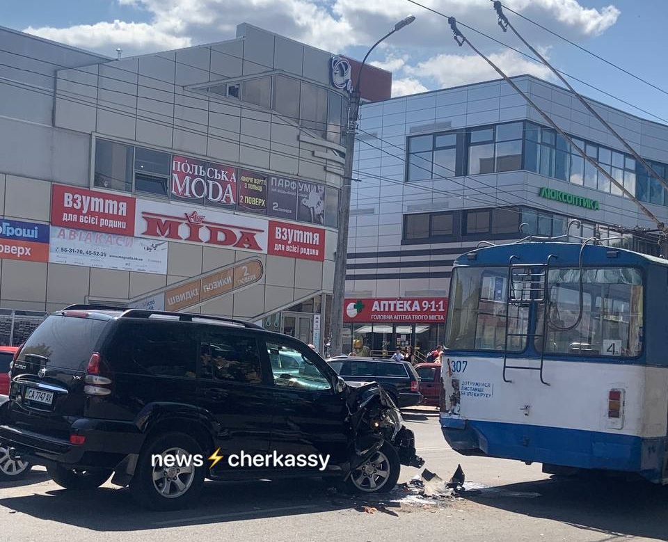 Автівка в'їхала в тролейбус