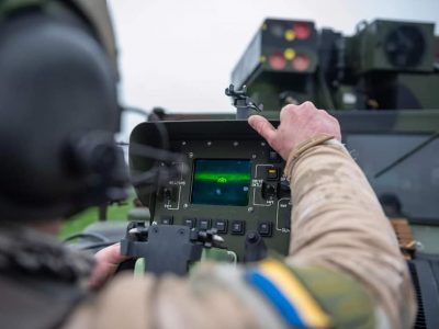 Український воїн із радаром