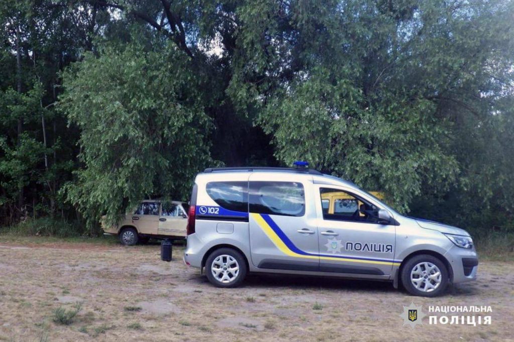 Поліцейський автомобіль на місці злочину