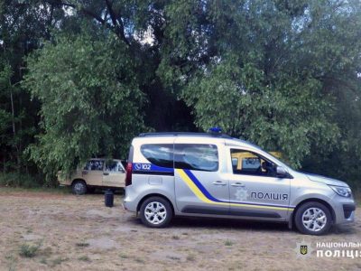 Поліцейський автомобіль на місці злочину