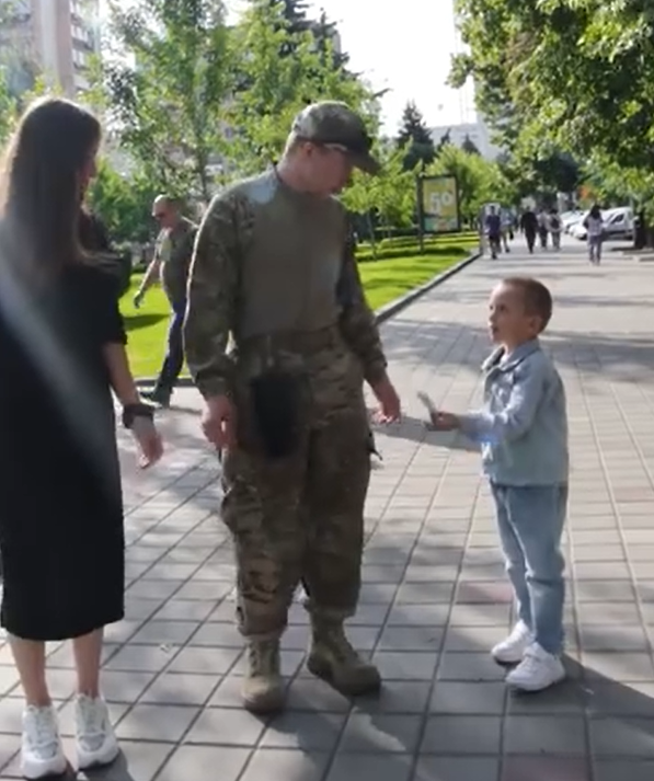 Хлопчик віддає лист військовому в Черкасах