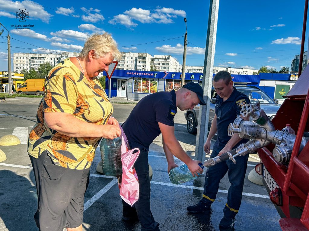 Сміляни беруть воду в рятувальників