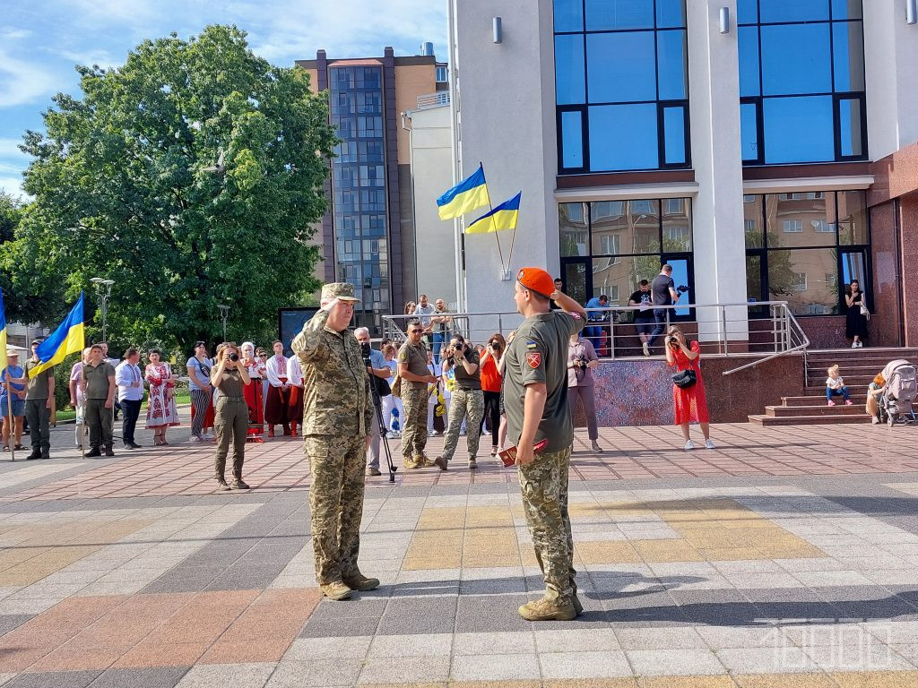 Військові віддають честь