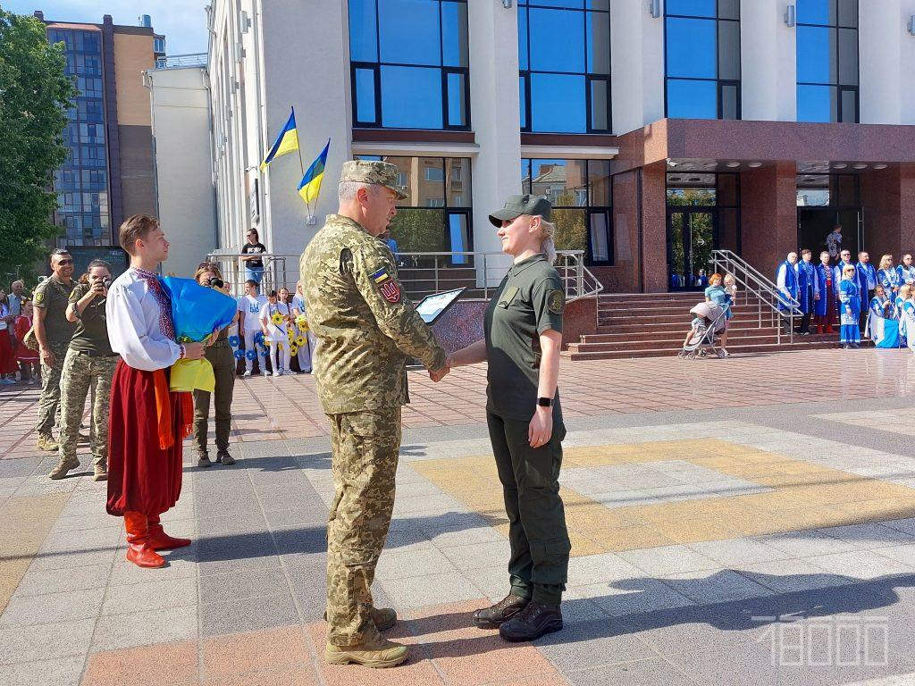 Начальник ОВА нагороджує військову