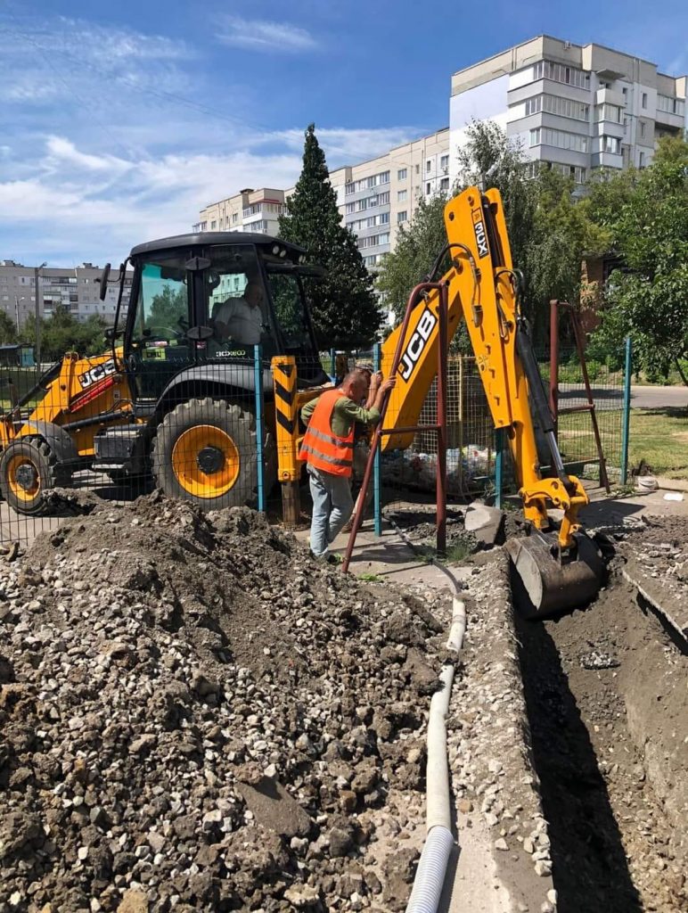 Прокладають водопровід