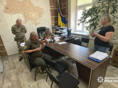 Затримали працівницю військкомату