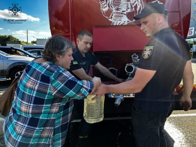 Рятувальники передають воду жителям Сміли