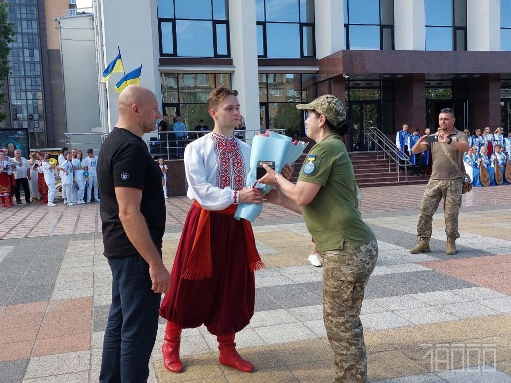 Мер Черкас нагороджує військову