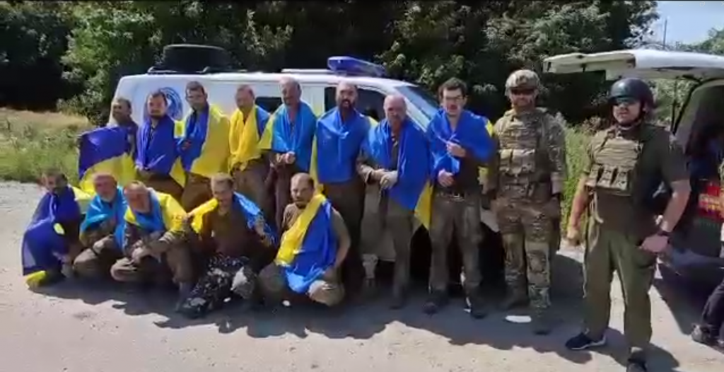 Українські воїни, звільнені з полону