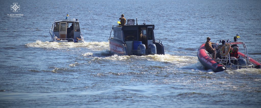 Рятувальники на човнах