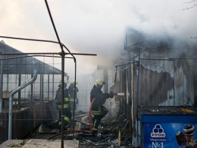 Черкаські рятувальники гасять пожежу після падіння уламків ракети