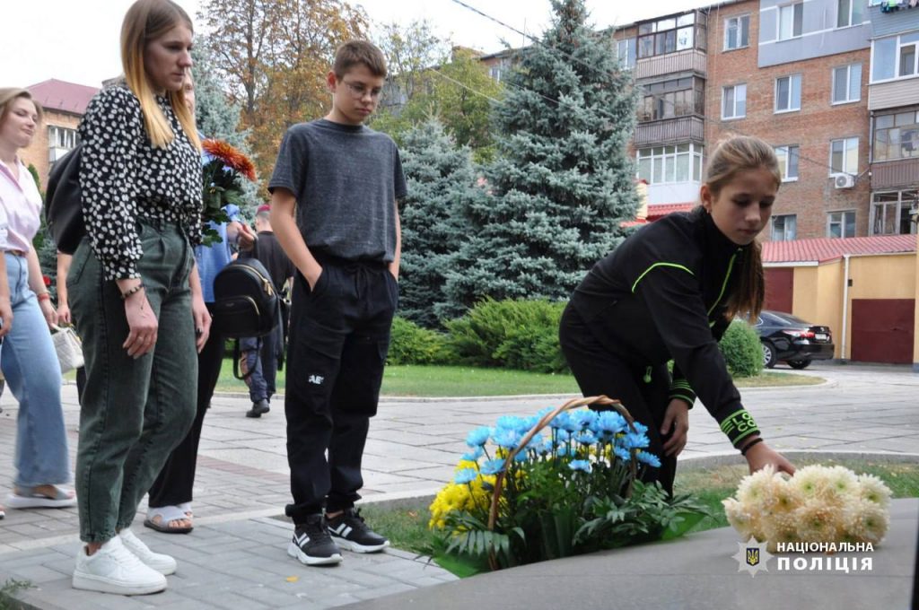 Діти кладуть квіти