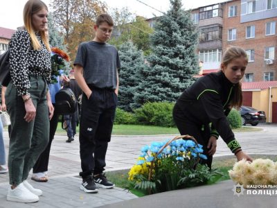 Діти кладуть квіти