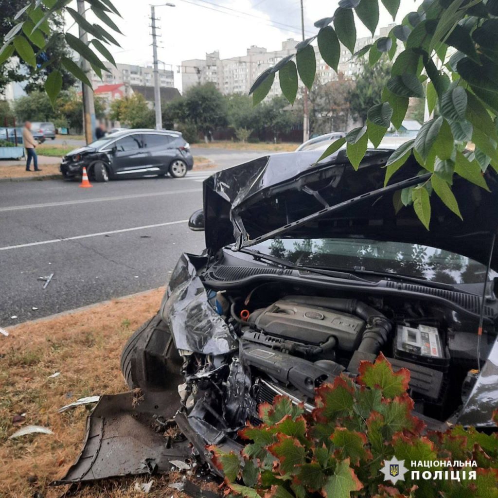 Два автомобілі, що втрапили в аварію 