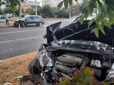 Два автомобілі, що втрапили в аварію