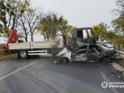 Вантажівка й легковик на дорозі