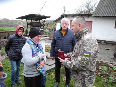 Матері бійця вручають нагороду