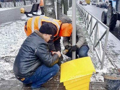 Встановили жовті контейнери