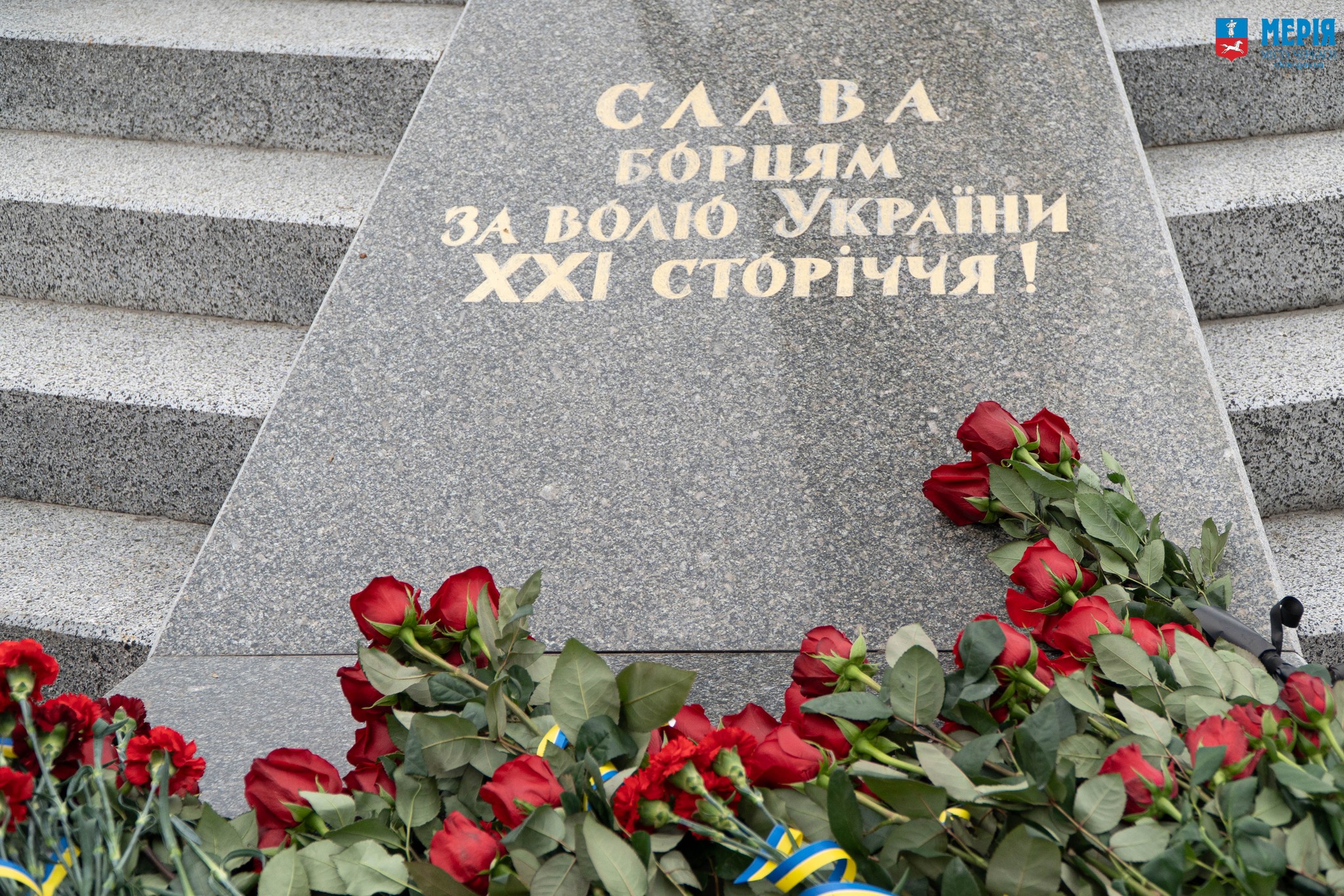 Квіти на пам'ятнику в Черкасх