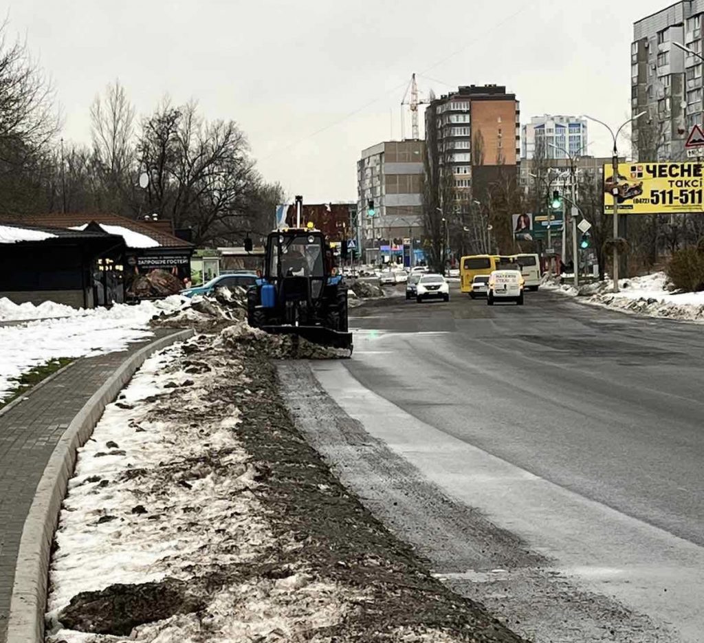 Трактор на дорозі