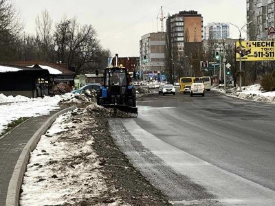 Трактор на дорозі