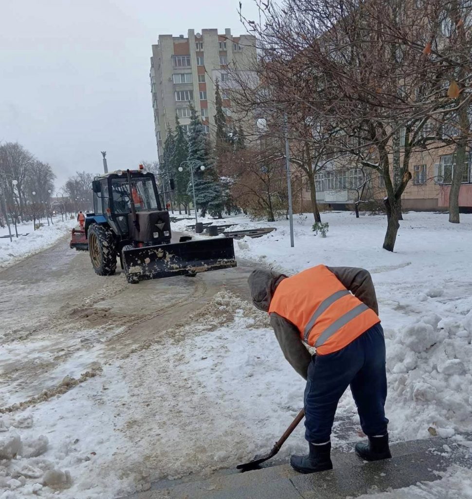 Прибирання міста від снігу