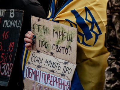 Жінка з плакатом