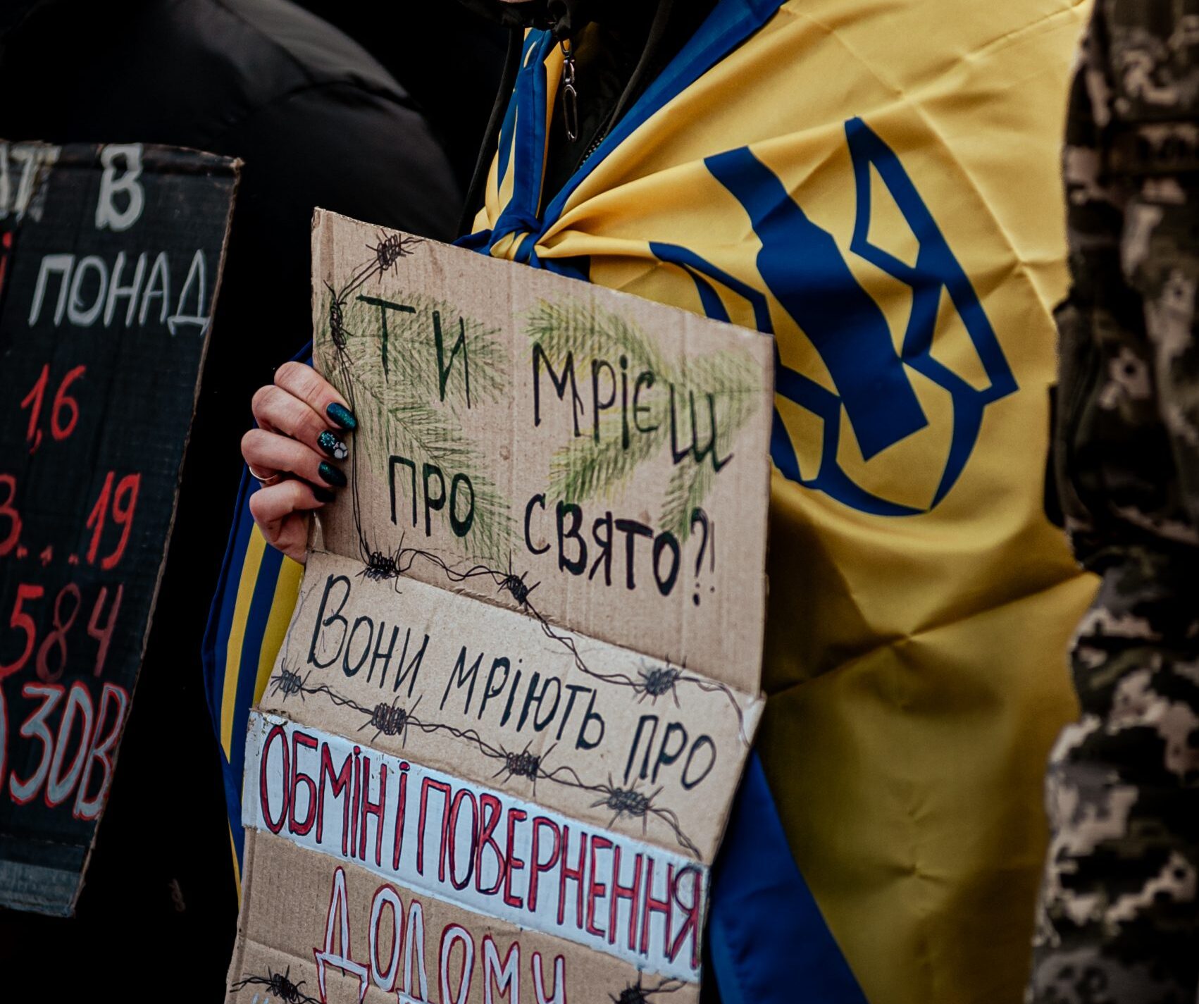 Жінка з плакатом