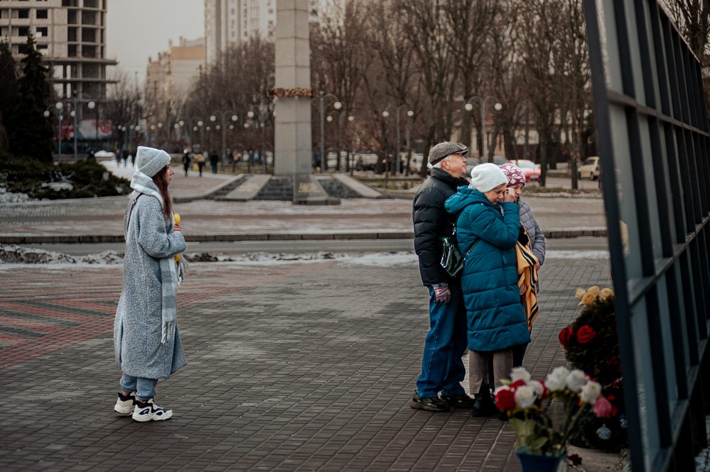 Люди біля стели полеглим