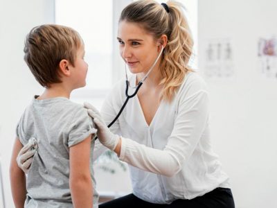 Лікар і дитина