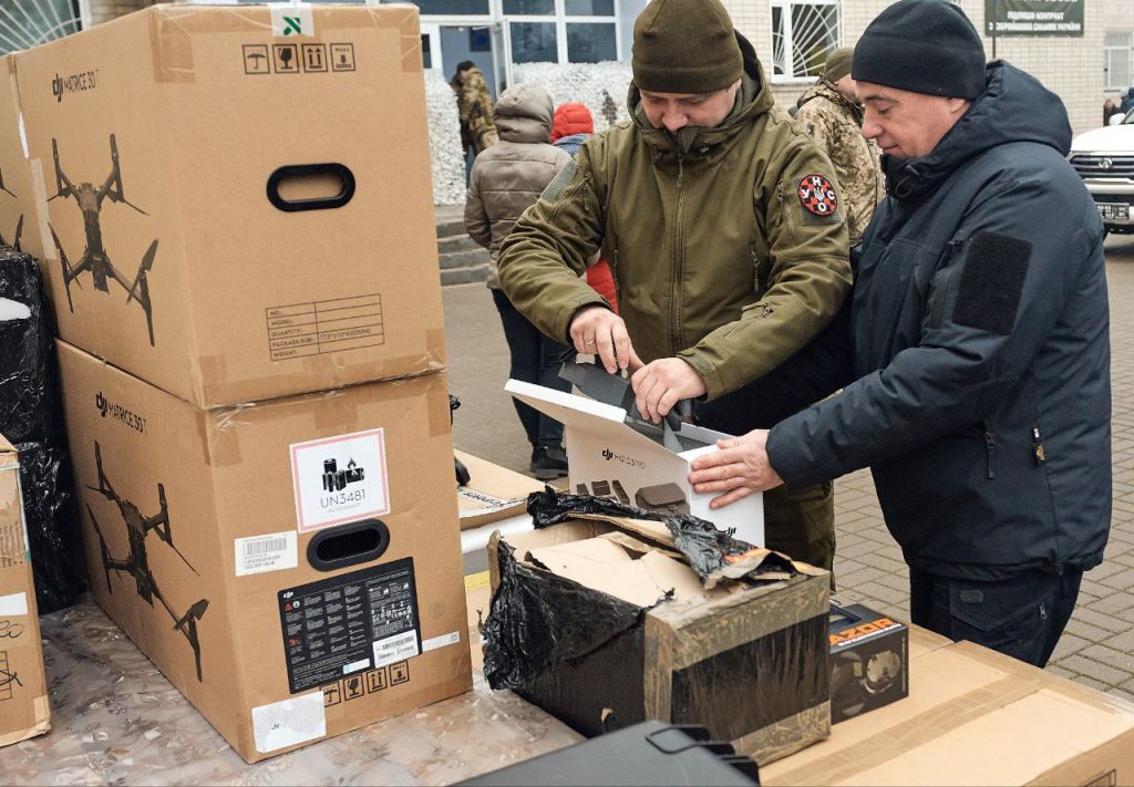 Військові розглядають техніку