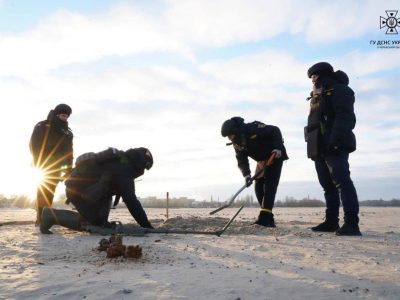 Рятувальники обстежують дно