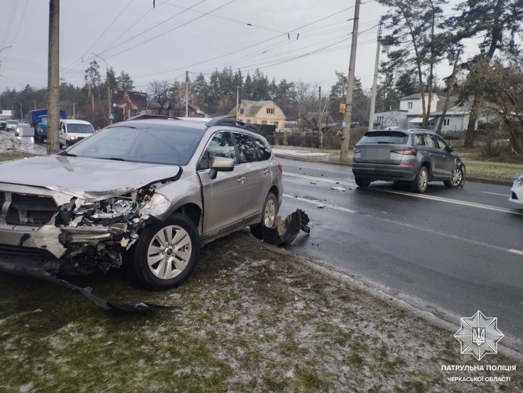 Автівки по вулиці Канівській