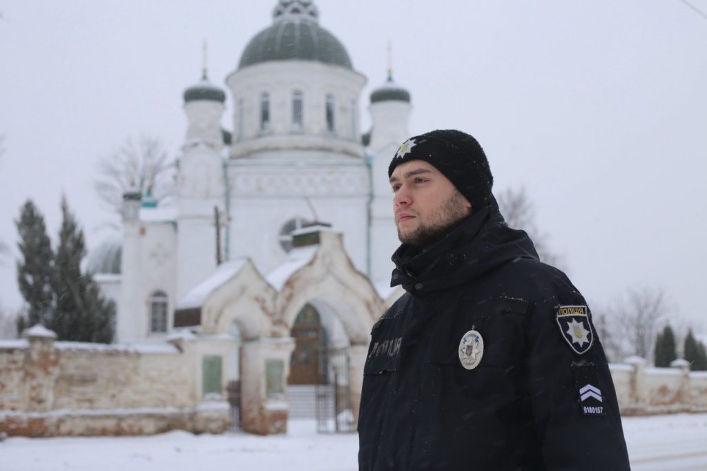 Поліцейський біля церкви