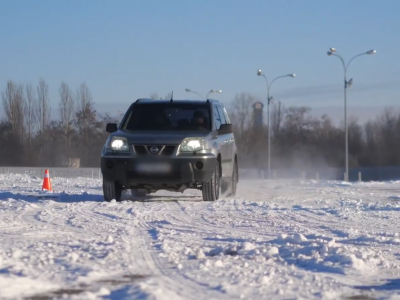 Авто на зимовій трасі