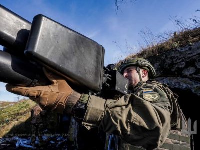 військовий в окопі