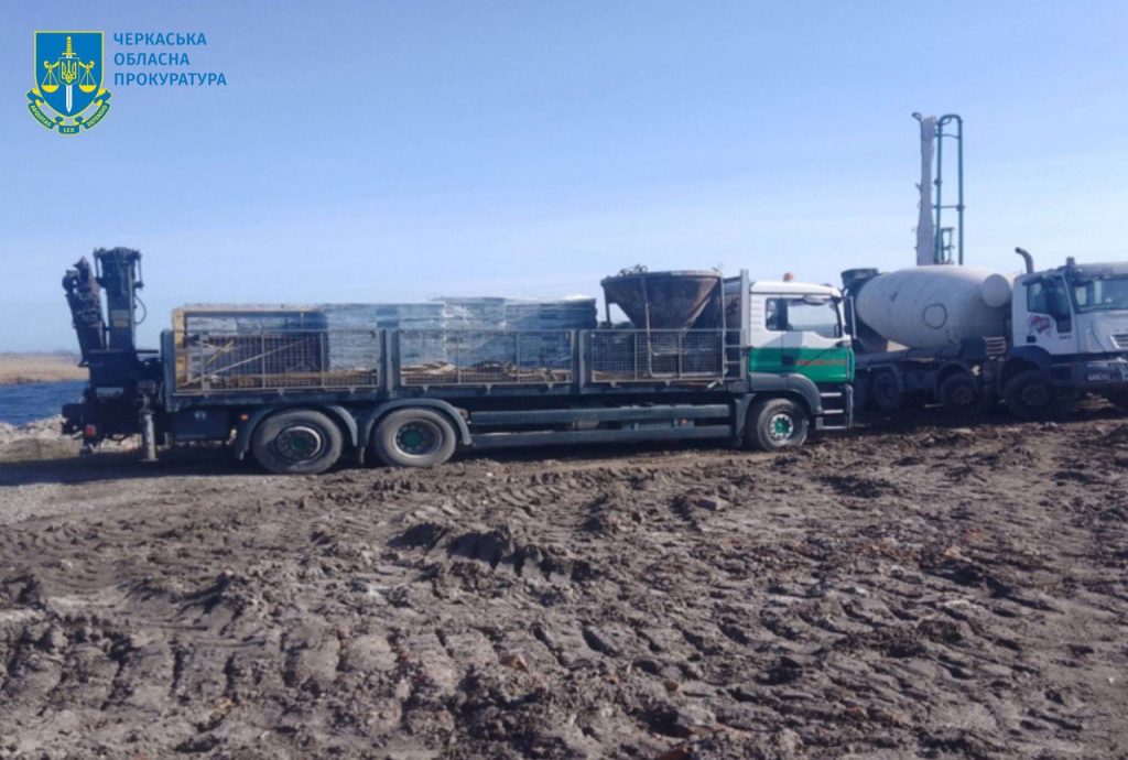 Вантажівка на березі Дніпра, де триває будівництво