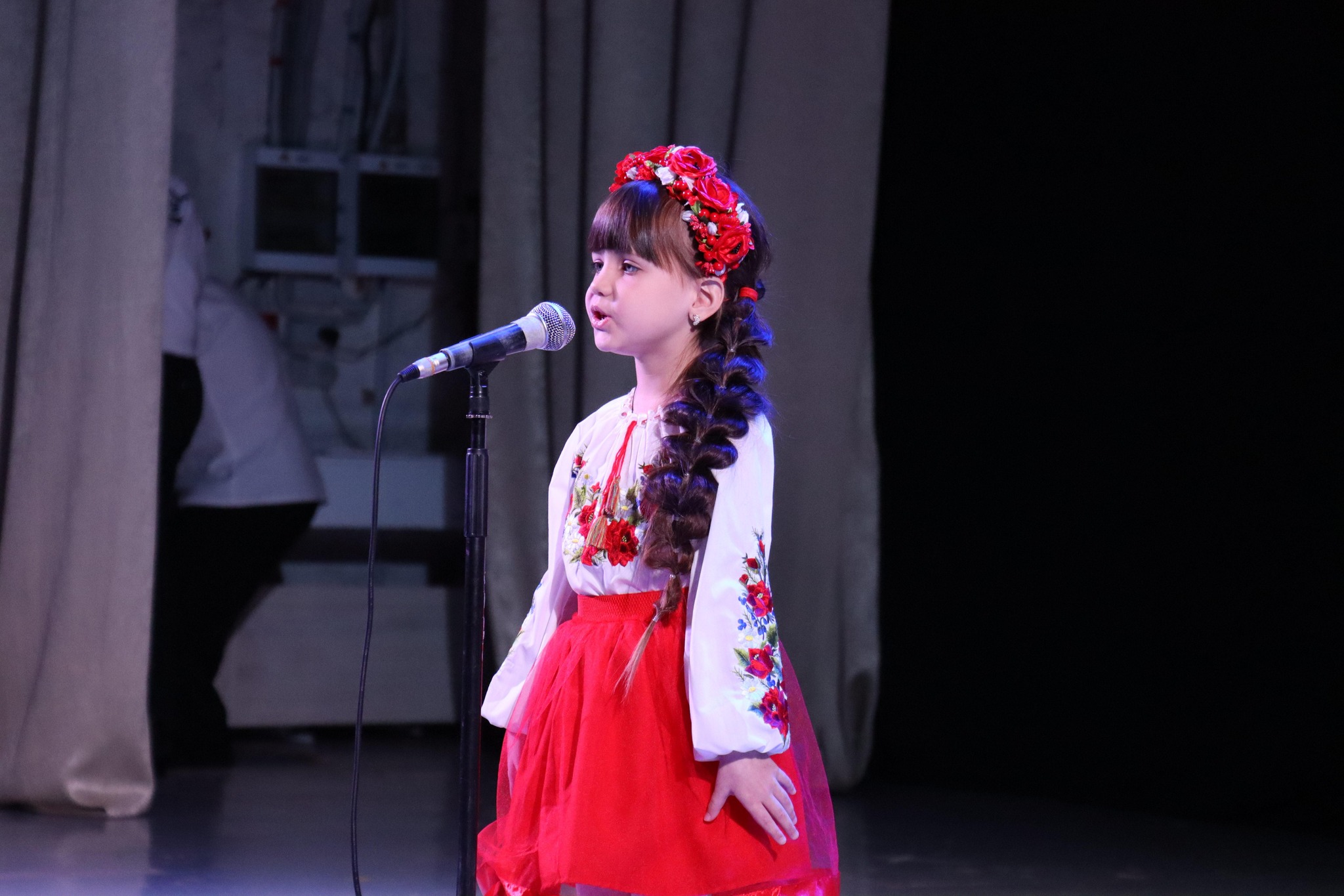дівчинка співає на фестивалі