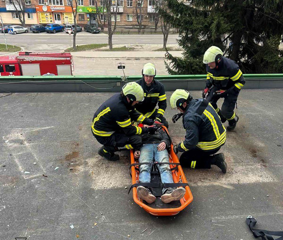 рятувальники допомагають чоловіку