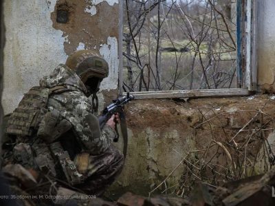 військовий на позиції