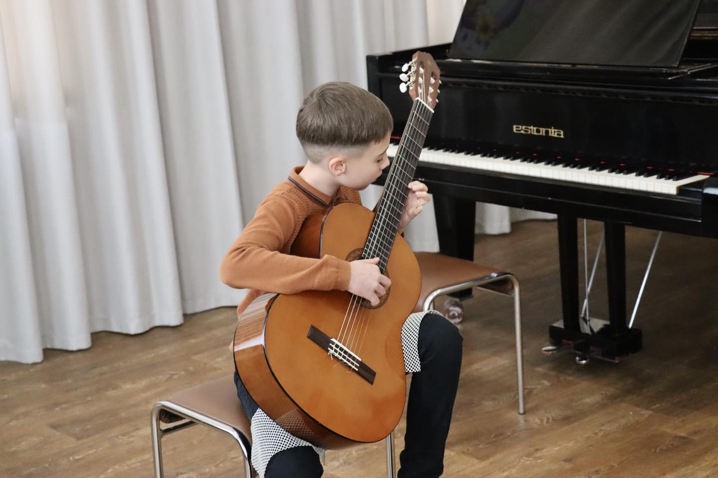хлопчик грає на гітарі