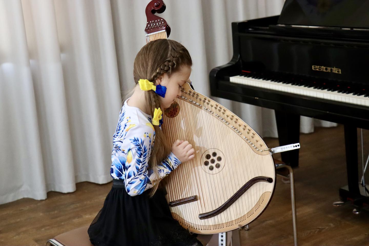 дівчинка грає на інструменті