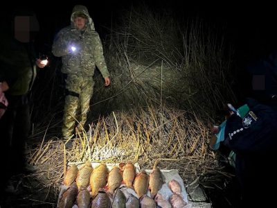 Інспектори біля незаконного улову