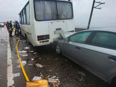 Автомобіль врізався в автобус