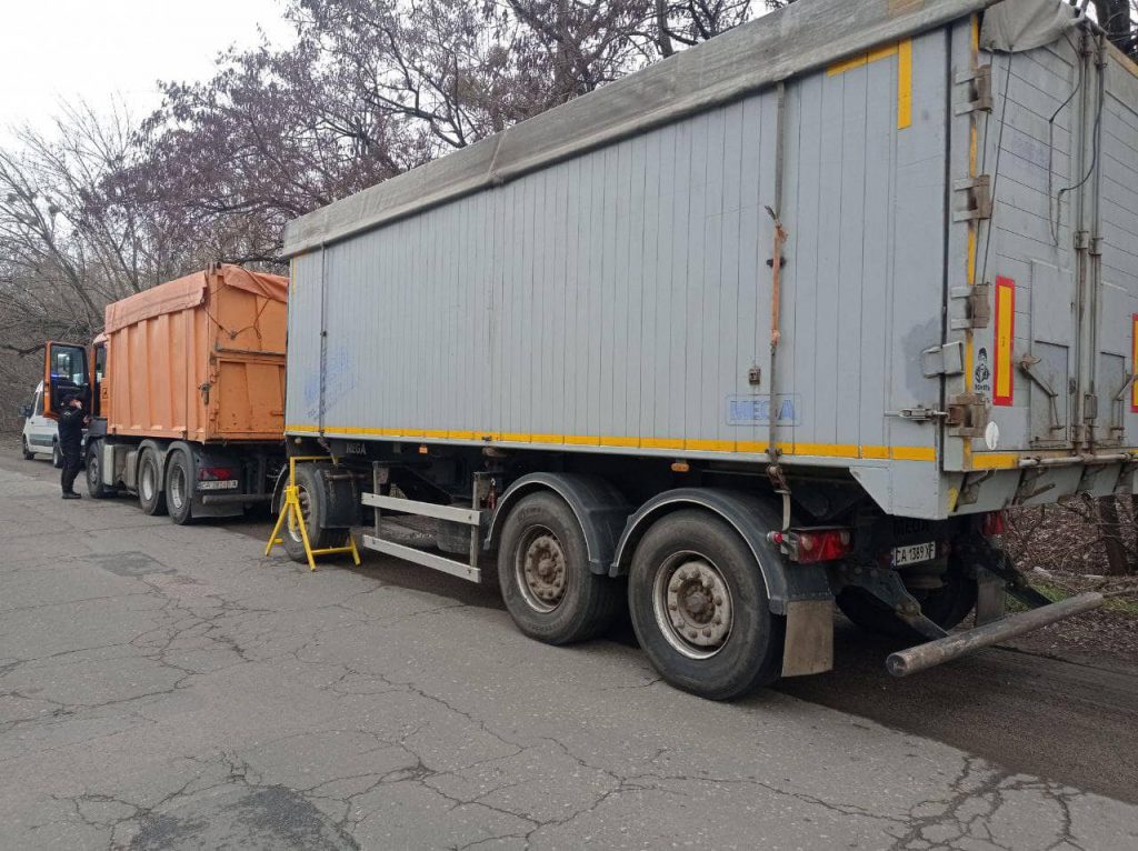 Заблокована вантажівка біля Золотоноші