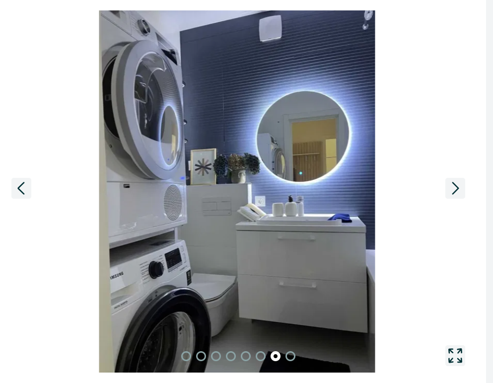 ванна кімната із дзеркалом із підсвіткою та пральною машиною 