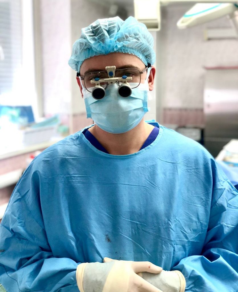 лікар-кардіохірург Максим Конодюк під час операції