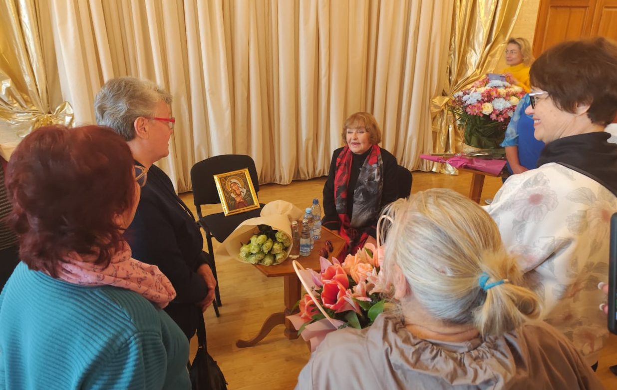 Ада Роговцева на зустрічі із рідними загиблих військових у Черкасах
