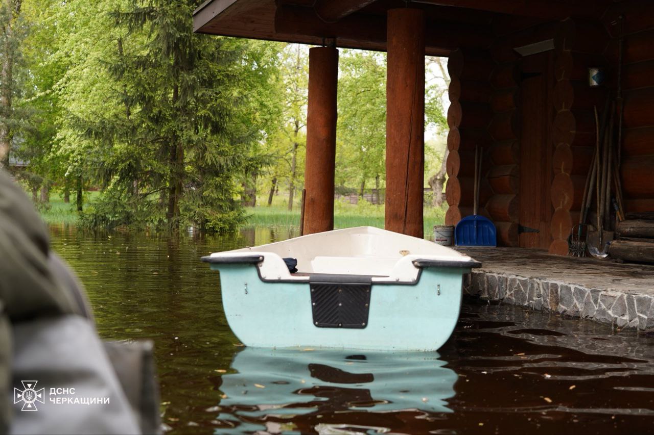 Човен на вулиці, затопленою водою